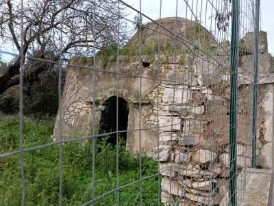 Purtroppo l�intero casolare, risalente al XIX secolo, � in rovina, assediato dalla vegetazione e affiancato da un moderno cancello che si apre sul nulla